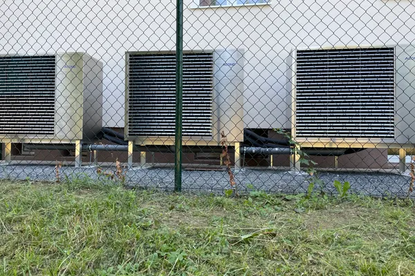 BD Klecany — montáž tří tepelných čerpadel Acond — foto 1