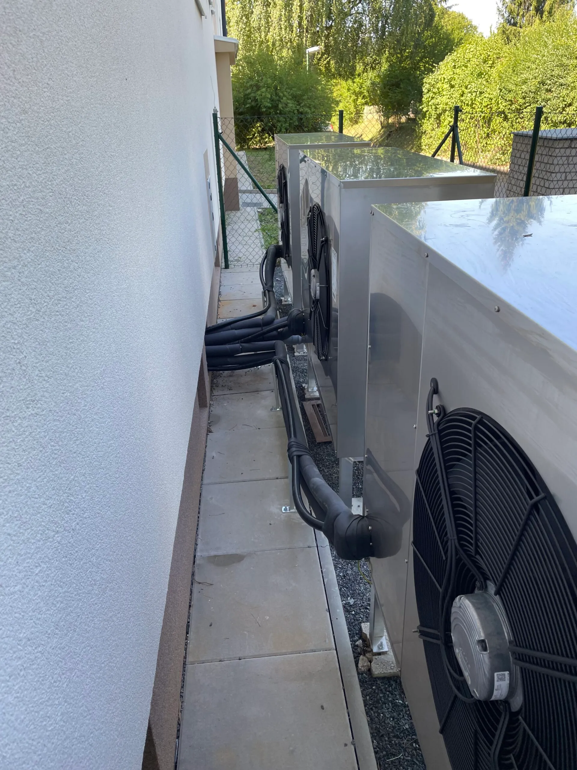 BD Klecany — montáž tří tepelných čerpadel Acond — fotografie 3