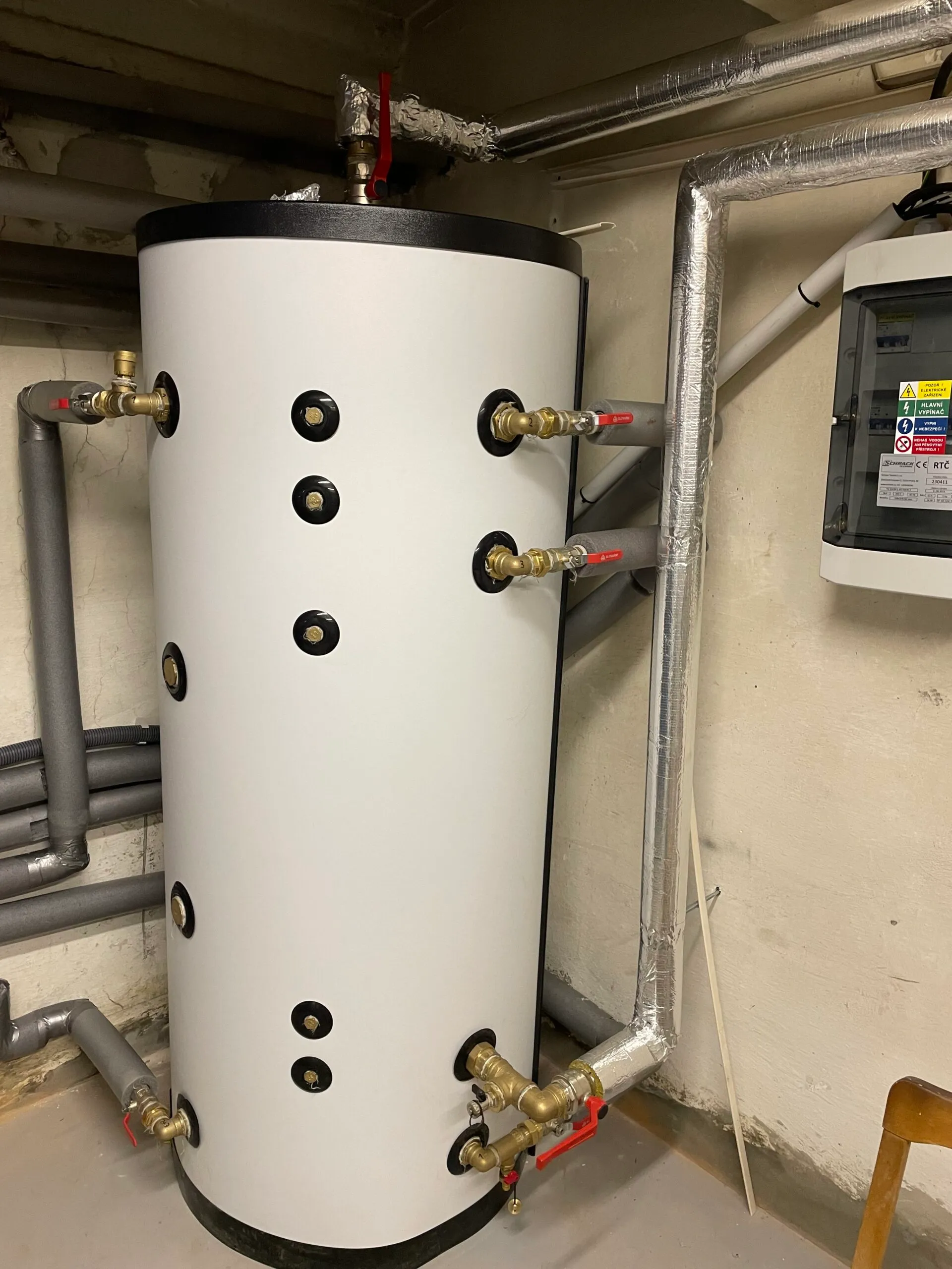 BD Klecany — montáž tří tepelných čerpadel Acond — fotografie 5