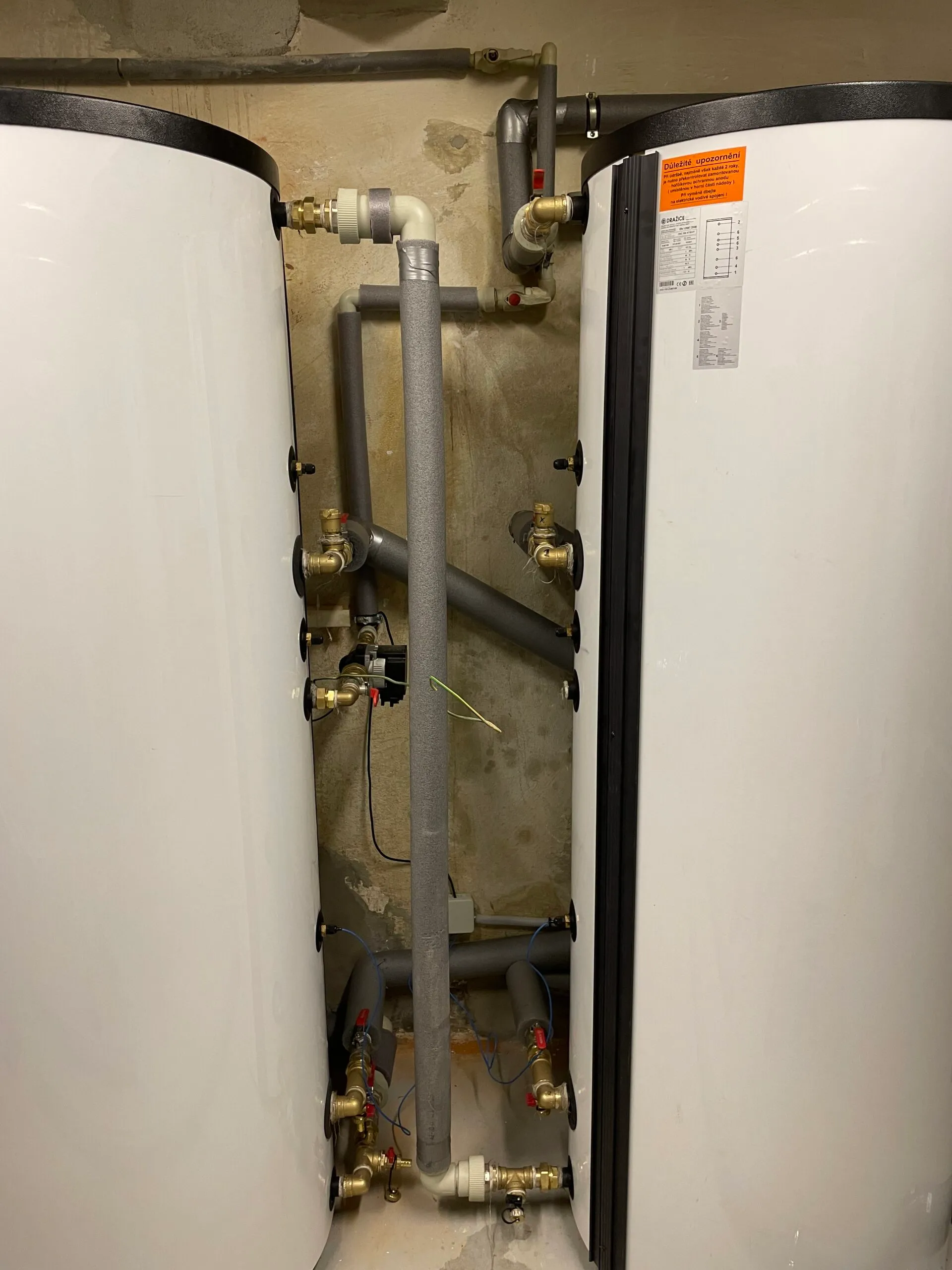 BD Klecany — montáž tří tepelných čerpadel Acond — fotografie 6