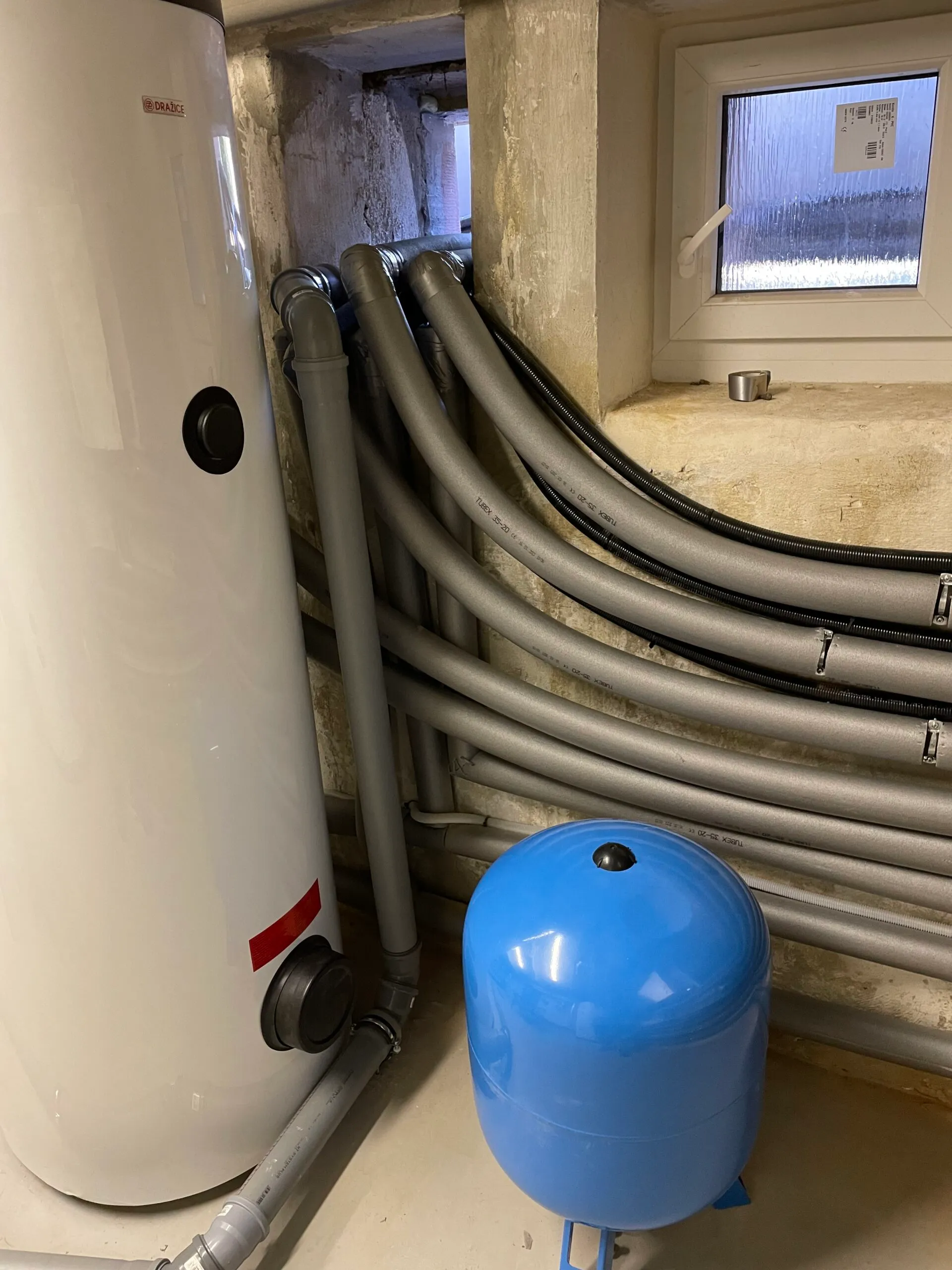 BD Klecany — montáž tří tepelných čerpadel Acond — fotografie 8