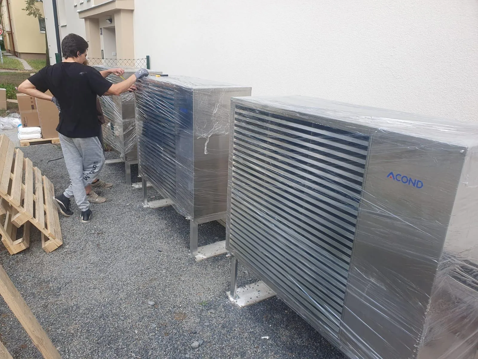 BD Klecany — montáž tří tepelných čerpadel Acond — fotografie 9