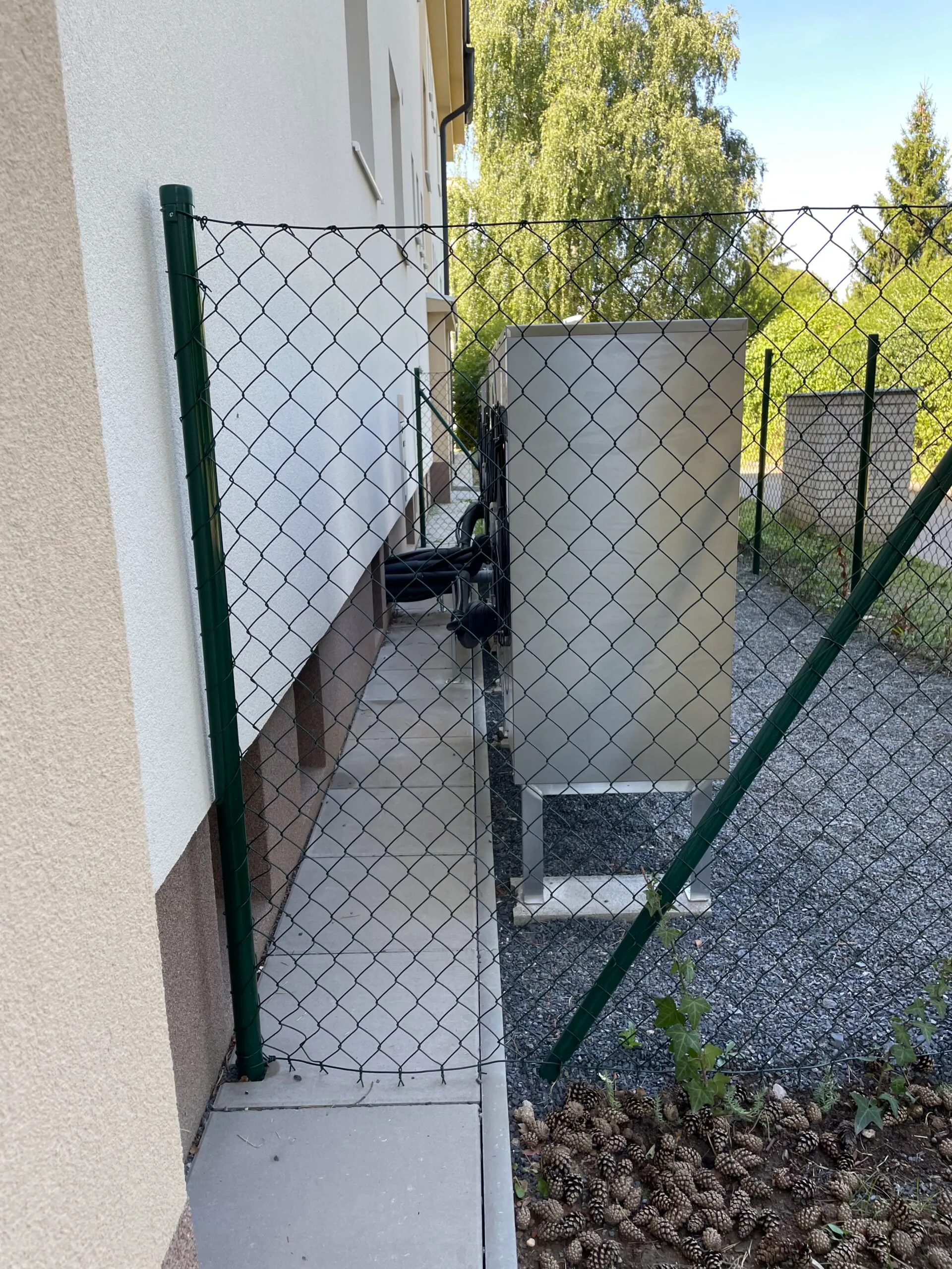 BD Klecany — montáž tří tepelných čerpadel Acond — fotografie 2