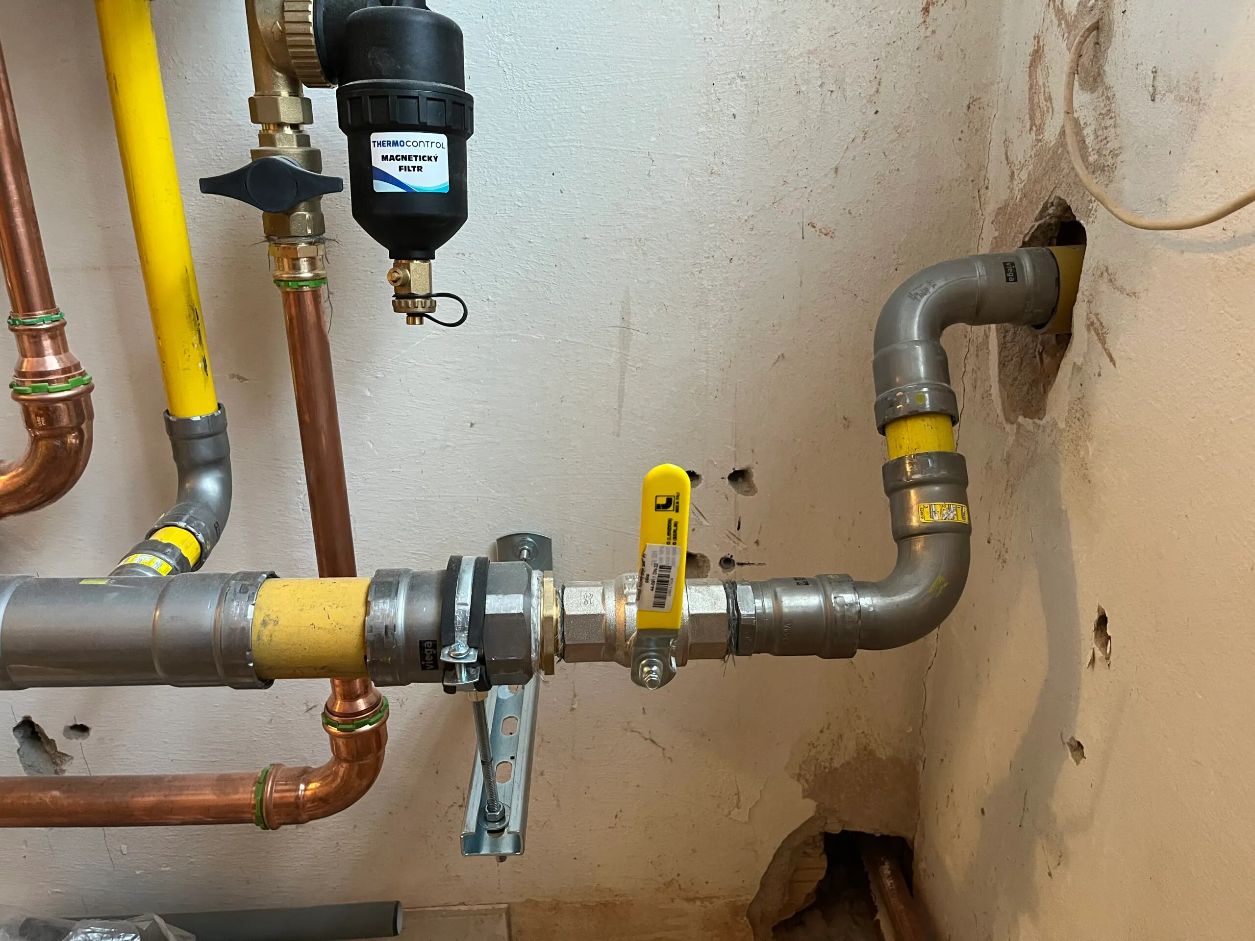 Restaurace Příbram — nový topný systém od kotle po radiátory — fotografie 3