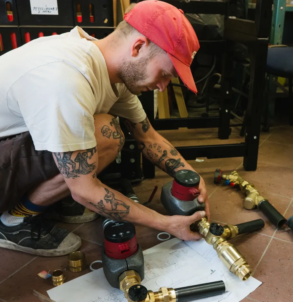 Detail instalatérské práce na tepelném čerpadle