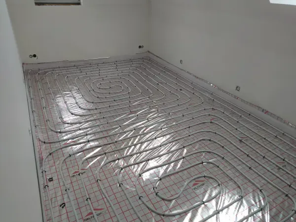 Rovnoměrné teplo bez radiátorů — podlahové topení — Kotmel Instalatéři