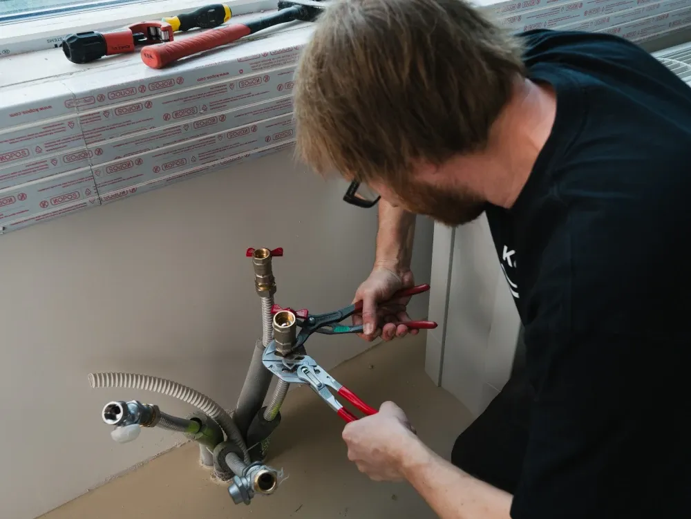 Instalatér Kotmel při práci — rozvoj a růst