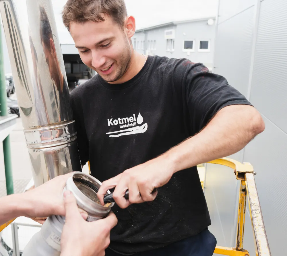 Týmová práce instalatérů Kotmel
